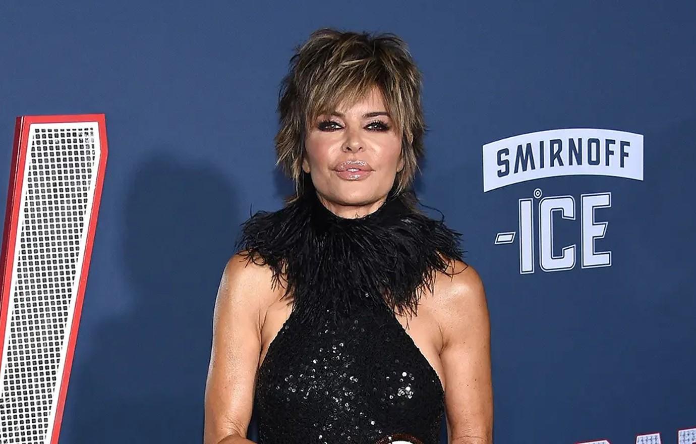 Lisa Rinna Poses For Nude Selfie Gets Backlash From Bravo Fans