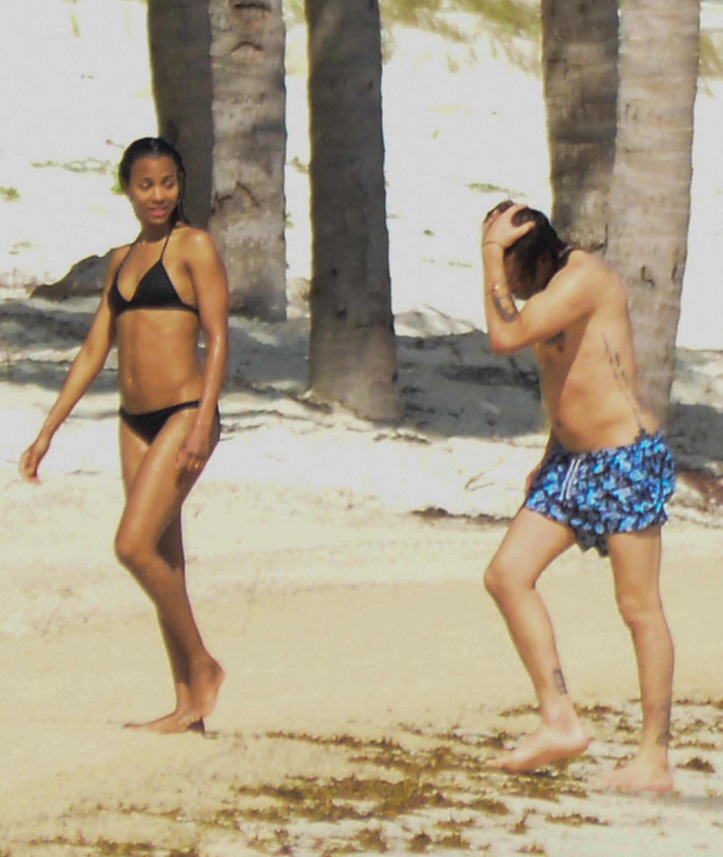 Ab Mazing Zoe Saldana Shows Off Sexy Beach Body On Mexican Vacation