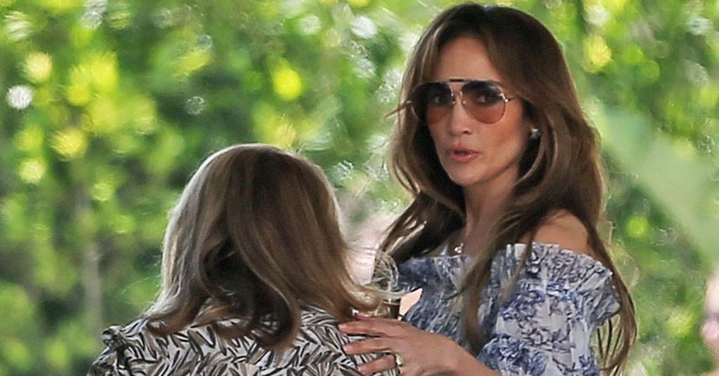 Ben Affleck Jennifer Lopez Take Moms Out For Mother S Day Photos