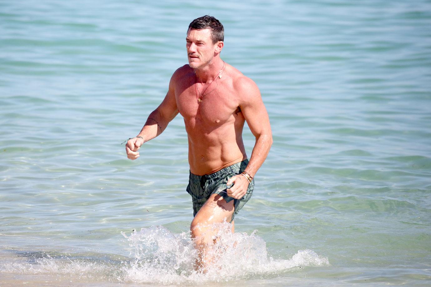 Luke Evans Flaunts Shredded Abs On Beach In Miami Pics Sexiz Pix