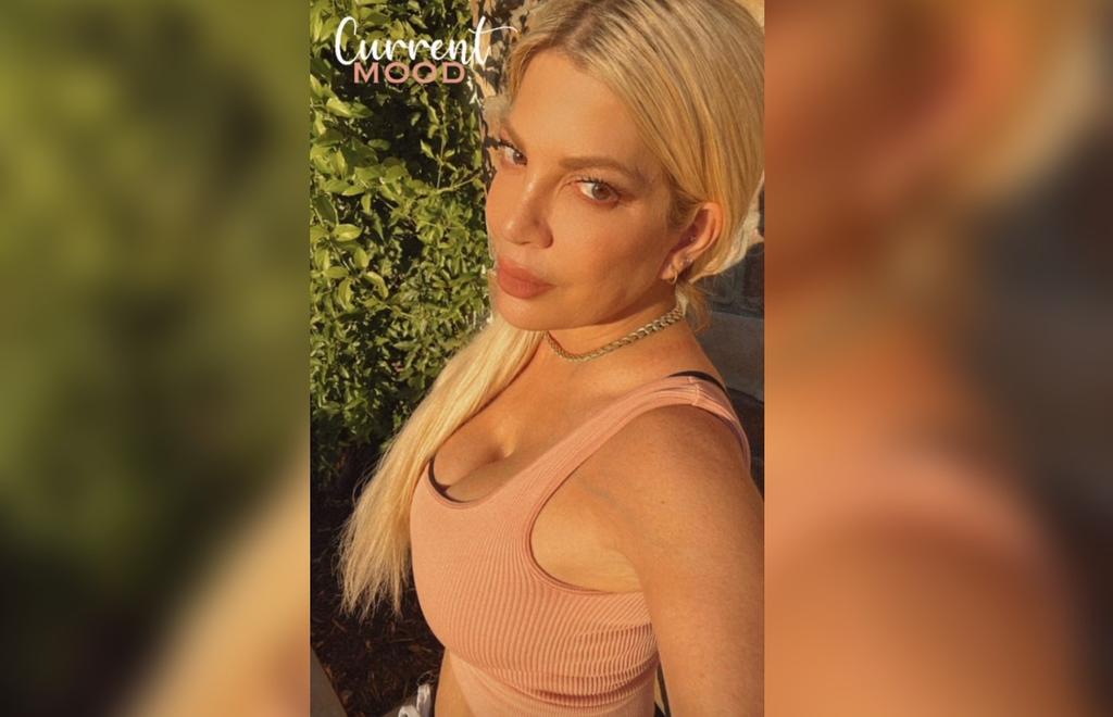 Tori Spelling Shows Off Cleavage In Seductive Selfie