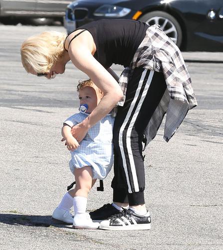 Say Cheese Gwen Stefani Visits The Easter Bunny With Sons Kingston