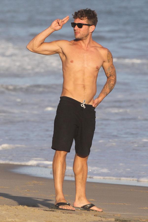 RYAN PHILLIPPE SHIRTLESS BEACH BODY 03