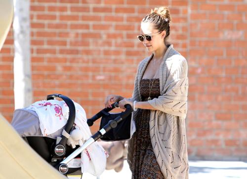 2011__10__jessica alba baby 10092011G_ _1.jpg