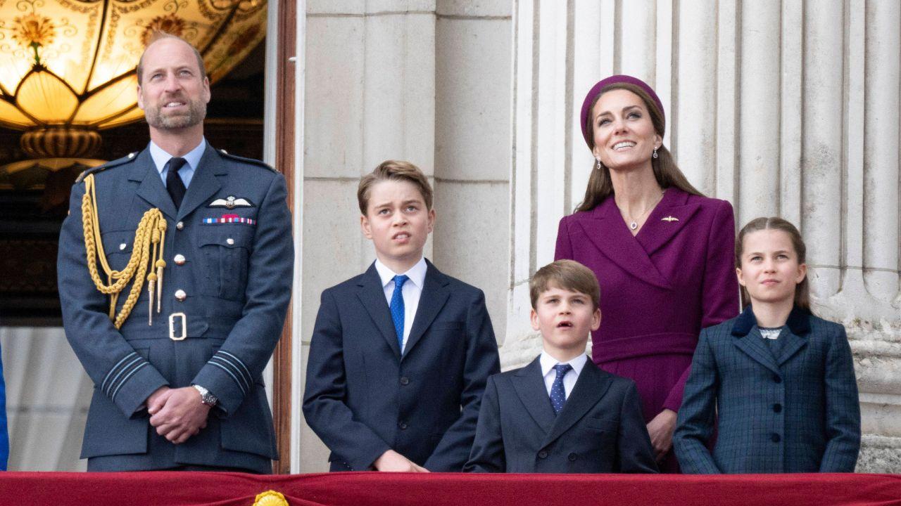 image of royal family
