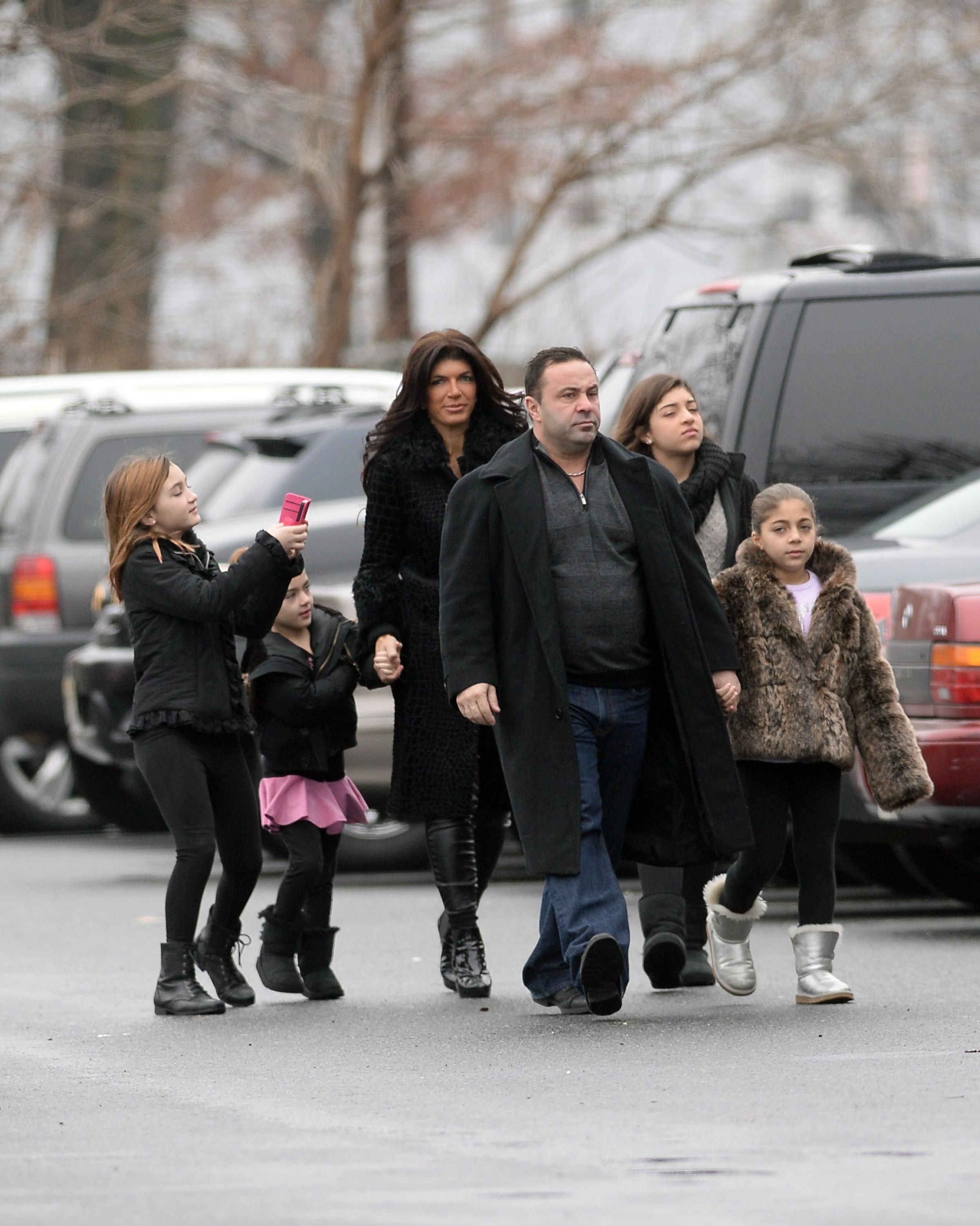 EXCLUSIVE: INF &#8211; Teresa Giudice and family visit church on her final day before going to prison