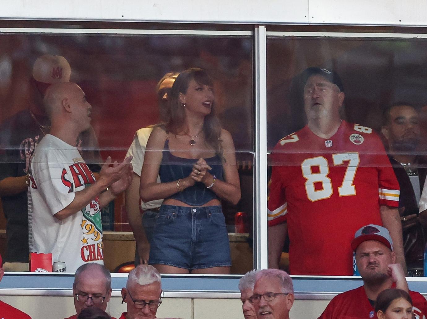 taylor swift travis kelce hold hands chiefs nfl first game video