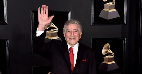 tony bennett sf waving