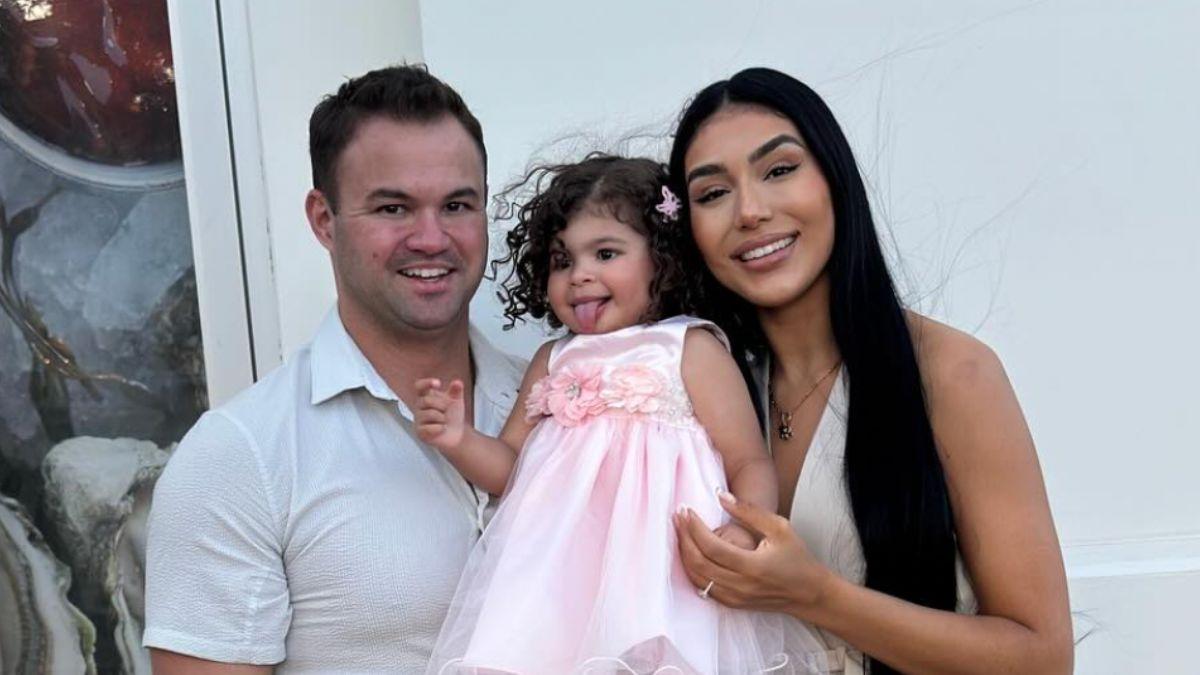 Photo of Patrick Mendes, Thais Ramone and daughter.