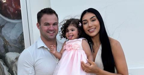 Photo of Patrick Mendes, Thais Ramone and daughter.