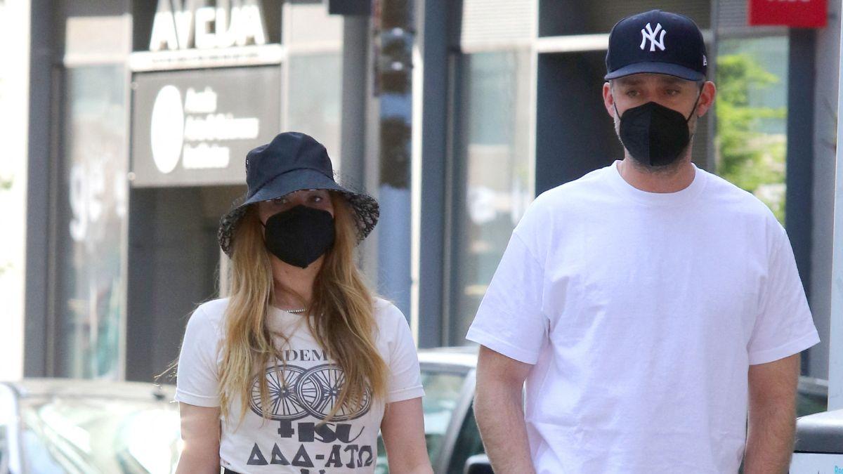 who is jennifer lawrence husband all about cooke maroney