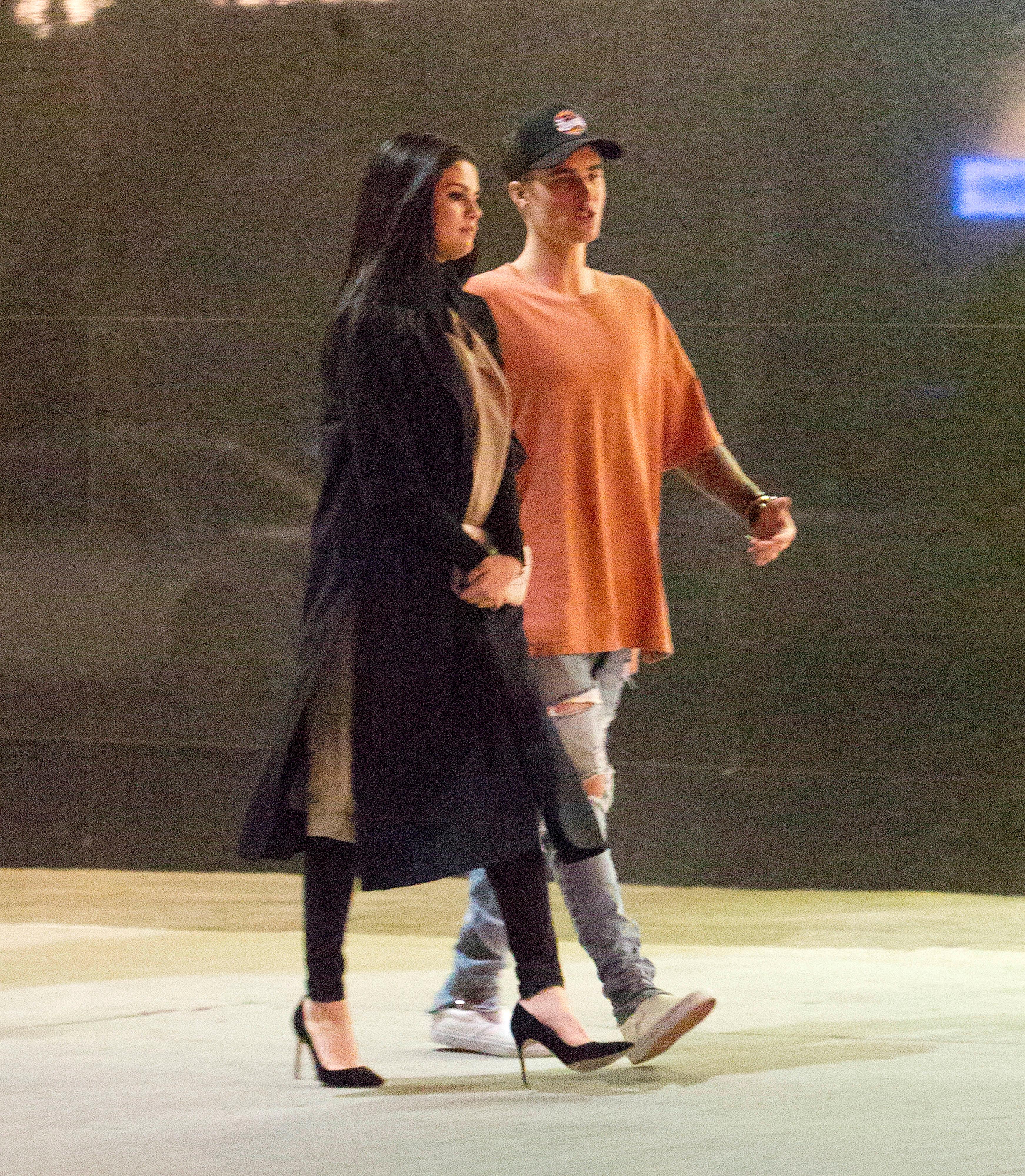 EXCLUSIVE: ***PREMIUM EXCLUSIVE RATES APPLY** WEB EMBARGO UNTIL 17.30 GMT SUNDAY NOVEMBER 22ND 2015*** Justin Bieber and Selena Gomez together again as they are seen taking a stroll in Beverly Hills, CA