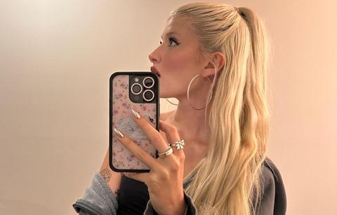 sami sheen shows off toned abs sultry thirst trap photo