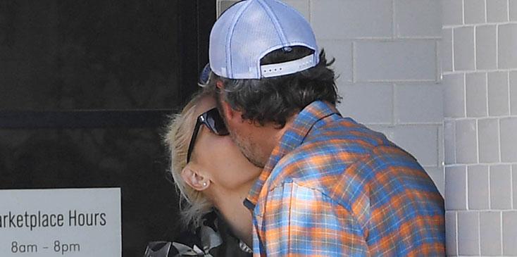 Gwen stefani blake shelton kissing photos 09