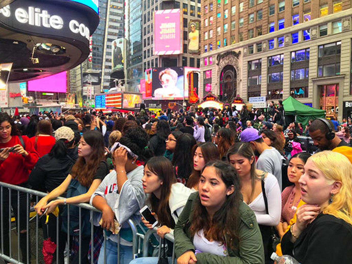 BTS GMA crowd