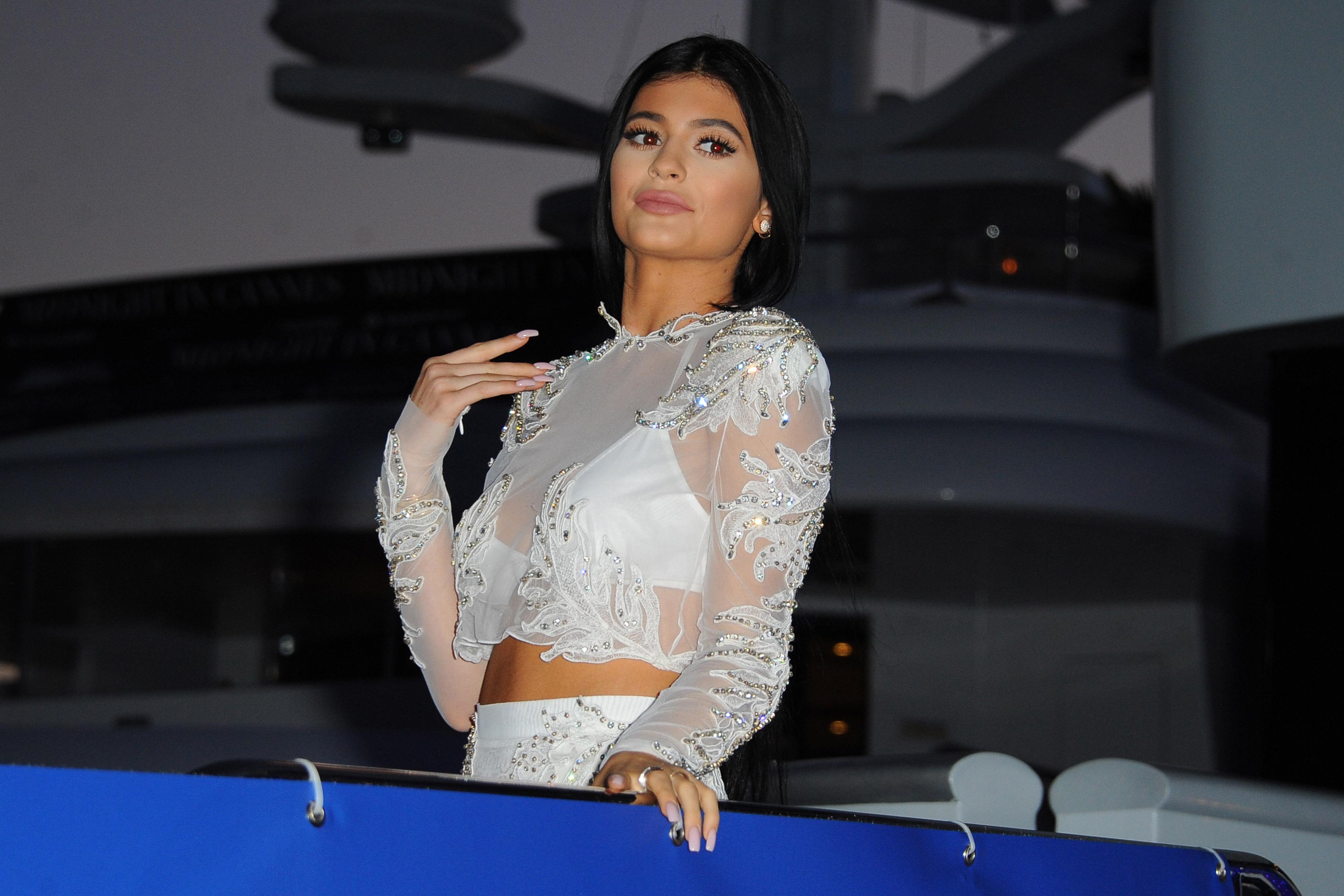 KYLIE JENNER ARRIVES AT MAILONLINE YACHT PARTY