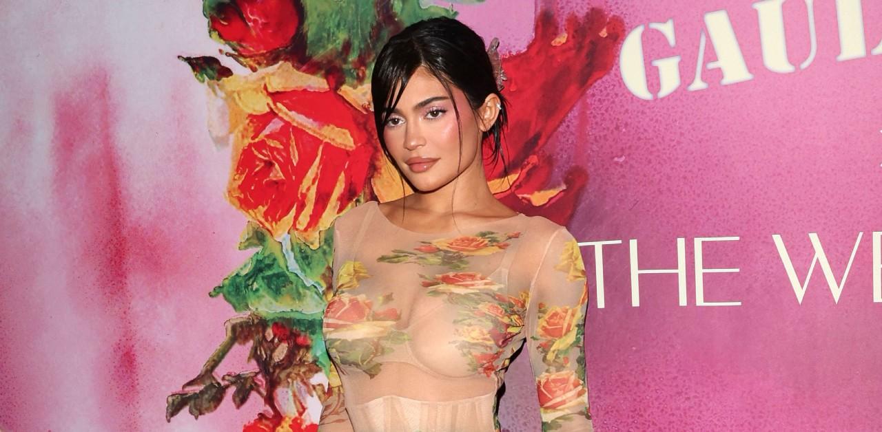 Kylie Jenner Flaunts Bikini Body To Celebrate 26th Birthday Photos pic