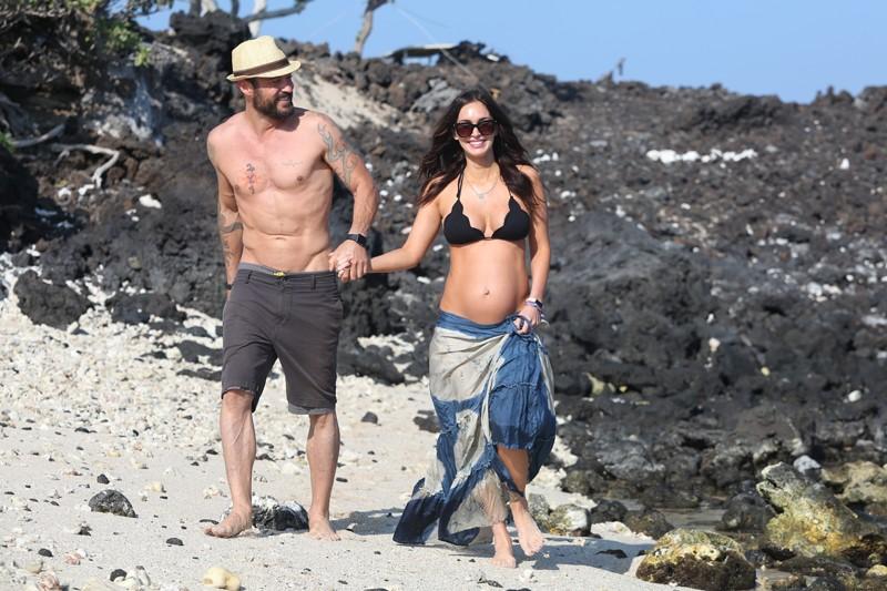 Thumbnail_megan fox bikini pregnant body baby bump beach divorce off brian austin green 03 AKM