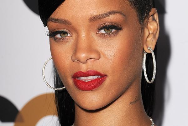 Rihanna Looks Stunning in a Series of Makeup-Free Selfies 