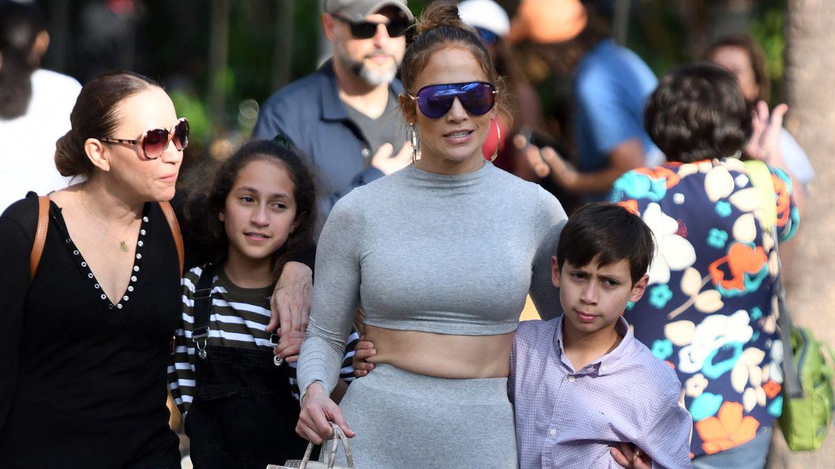 Photo of Emme Muñiz, Jennifer Lopez and Max Muñiz