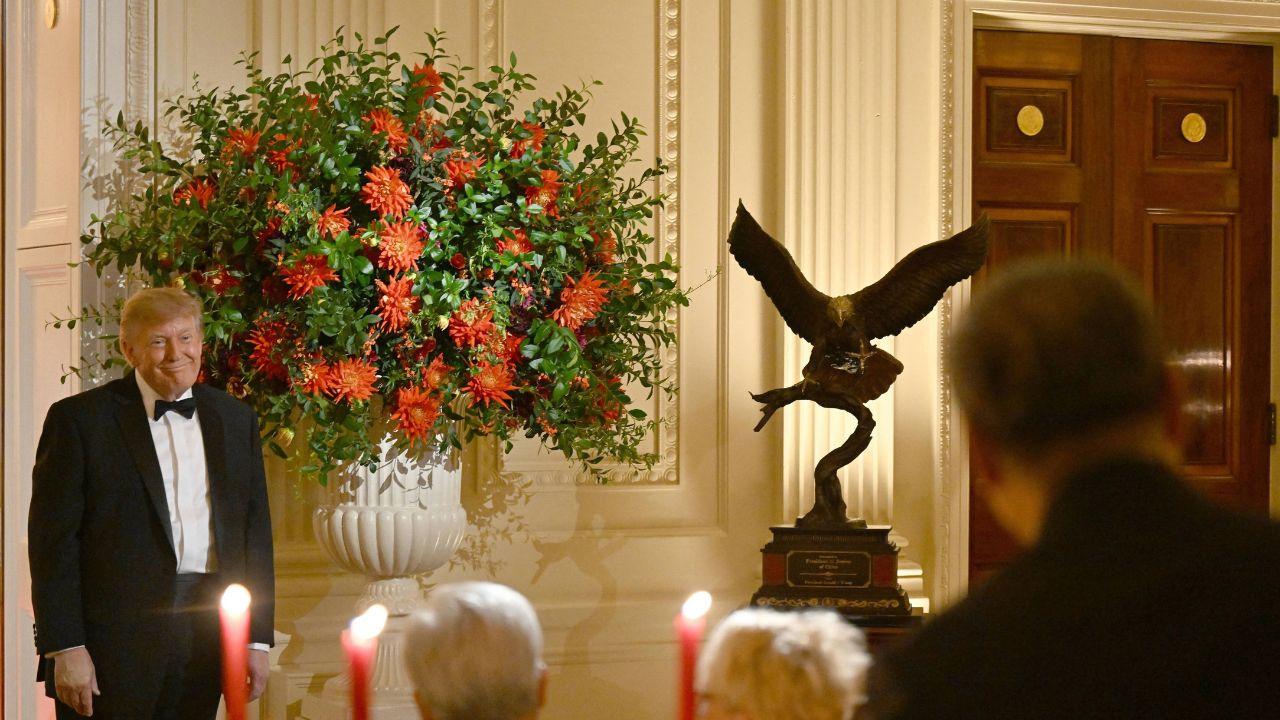 image of President Trump looking at Chinese Leader Xi Jinping during the White House state dinner held in his honor
