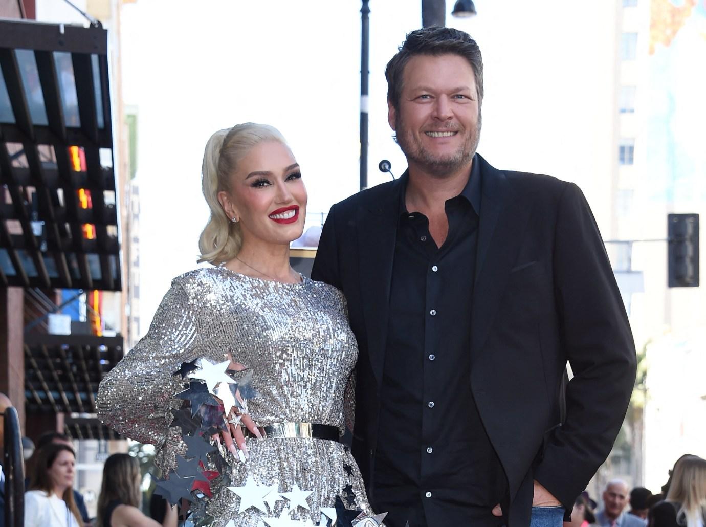 gwen stefani helping blake shelton keep new years resolution drinking