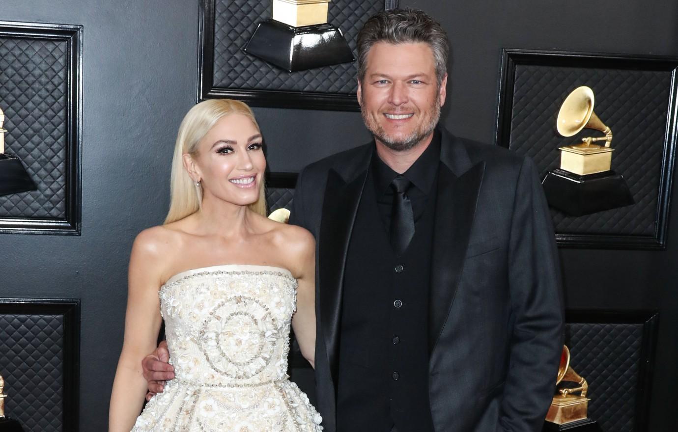 gwen stefani trolls blake shelton selfie