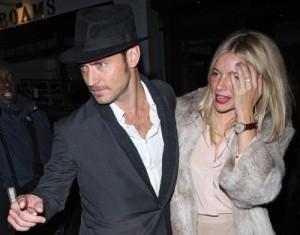 2011__02__Jude_Law_Sienna_Miller_Feb8newsnea 300×235.jpg