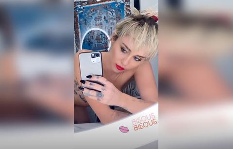 Miley Cyrus Nude Selfie Pictures: Singer Poses In Front Of A Mirror For