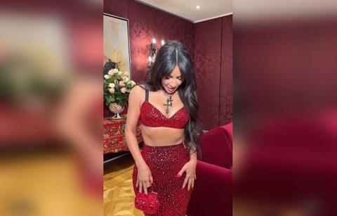 kim kardashian struggles climb stairs milan fashion week