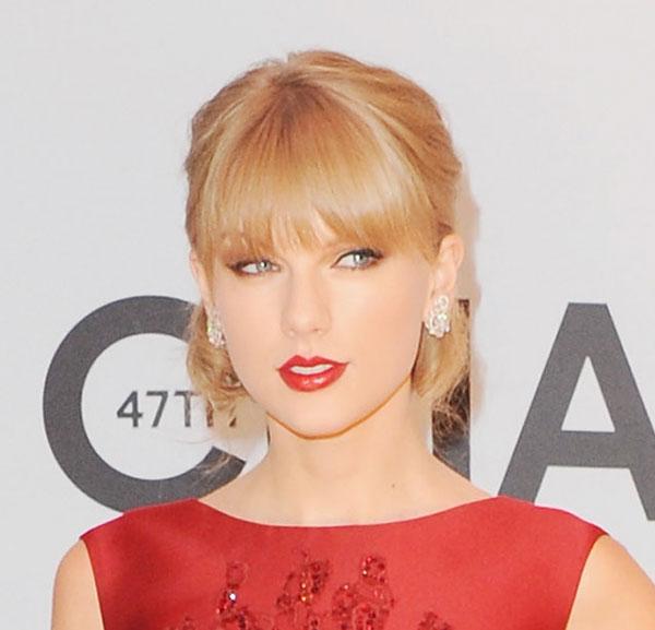 2013-CMA-Beauty-Taylor-Swift