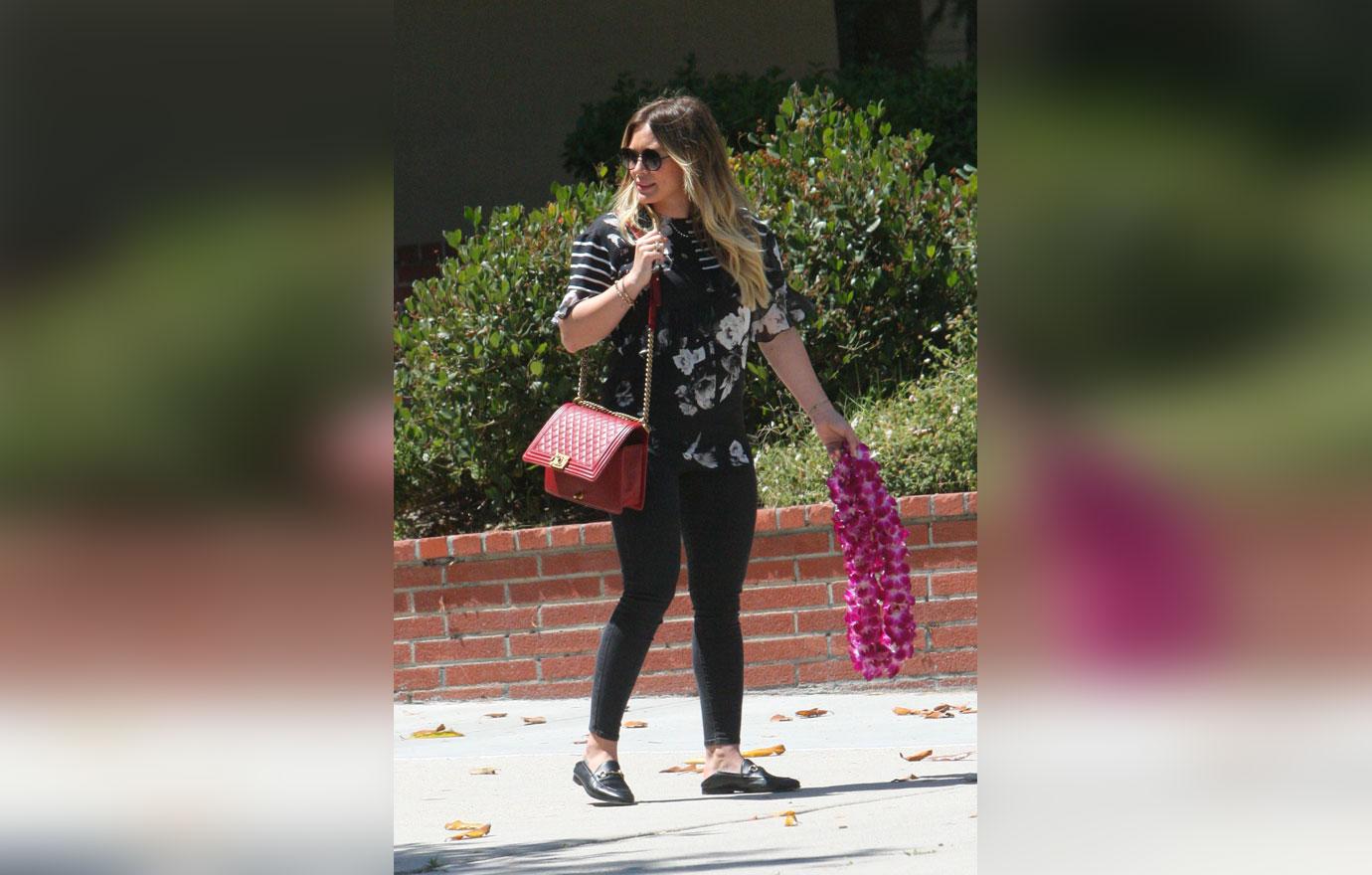 Pregnant Hilary duff matthew koma la stroll 4