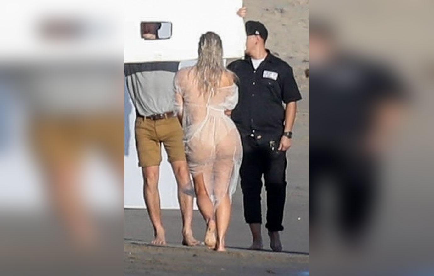 *PREMIUM EXCLUSIVE* Kim Kardashian looks amazing during a photoshoot in Malibu