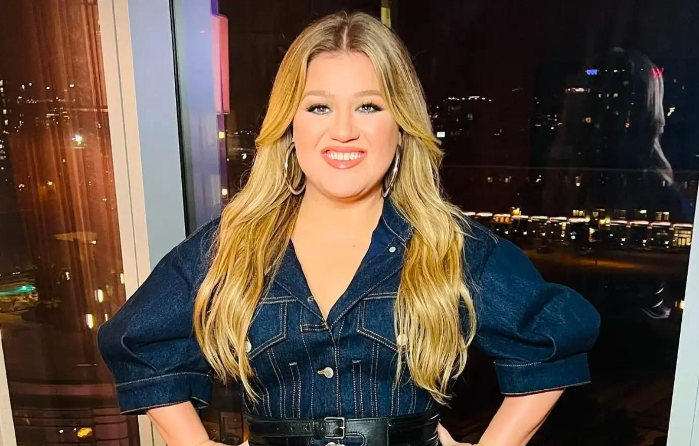 kelly clarkson fans gush looks so much happier move new york