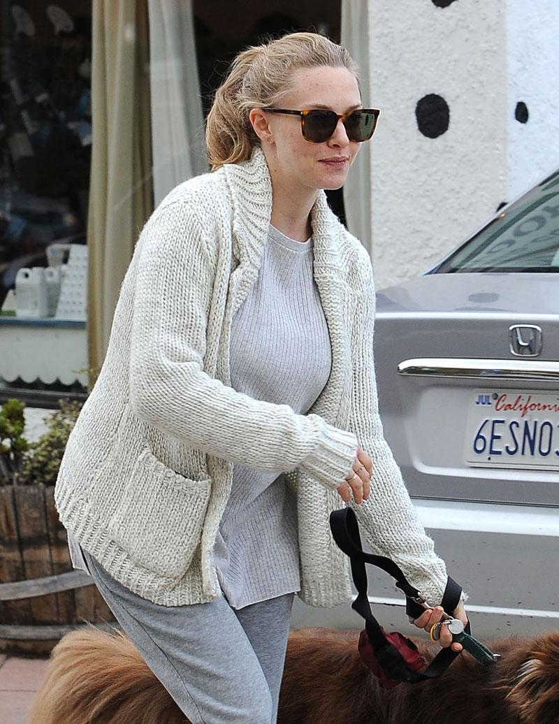 Amanda seyfried baby bump photos 09