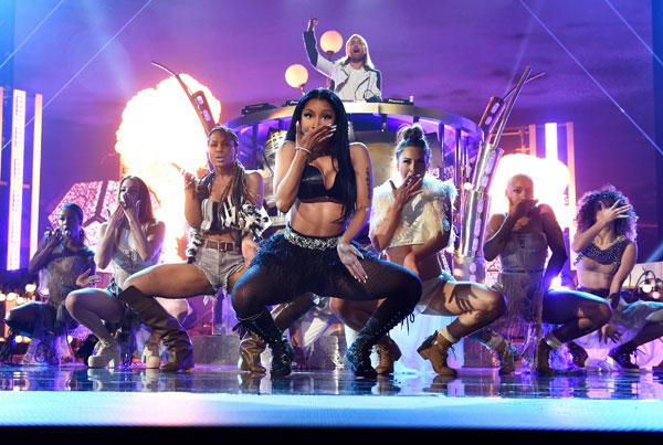 Nicki Minaj Twerks Onstage In A Racy Outfit At The 2015 Billboard Music Awards 9119