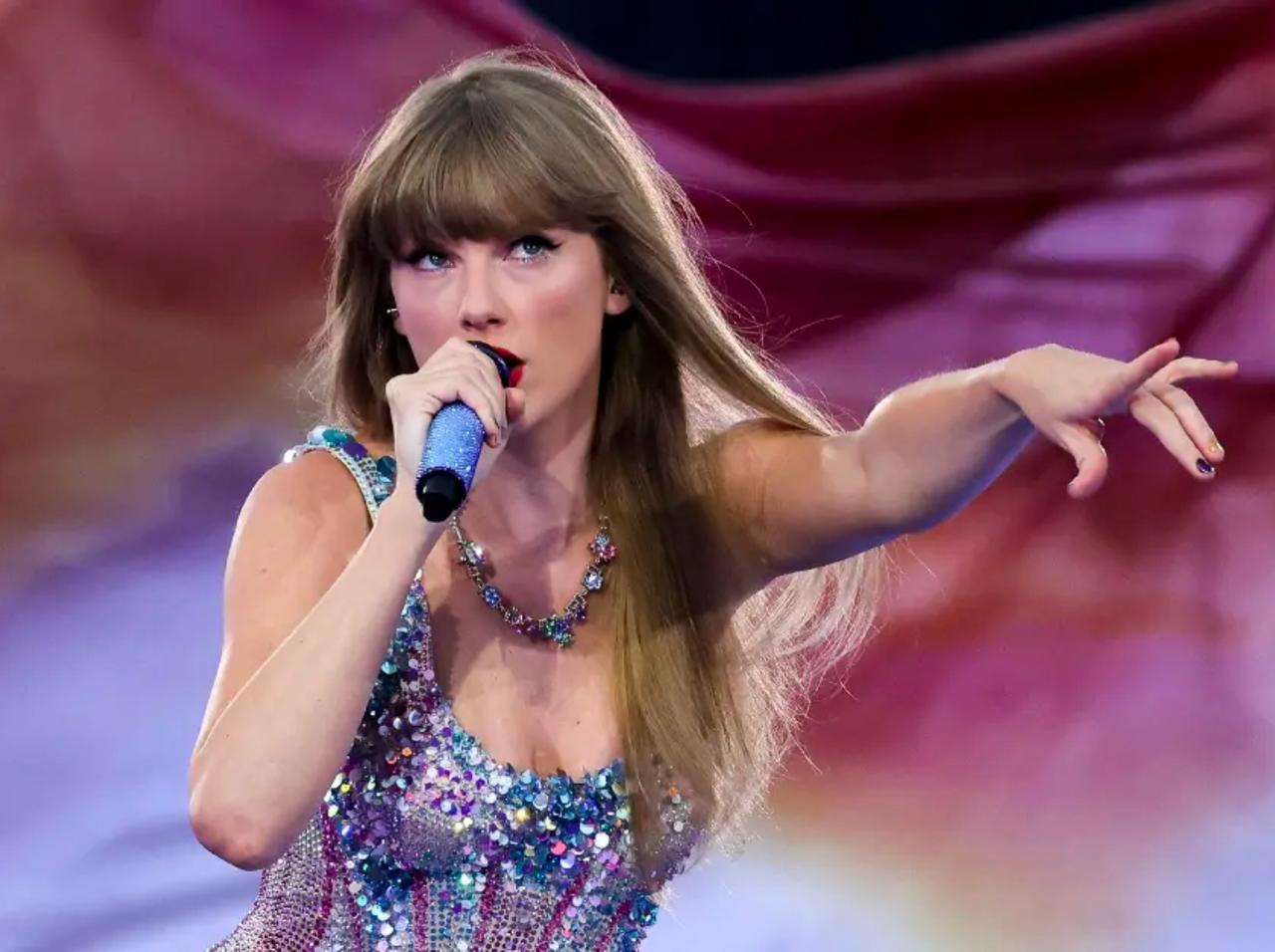 Savannah Guthrie Dresses As Taylor Swift For 'Today' Halloween: Watch