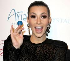 2009__12__full_Kim_Kardashian_1 225×196.jpg