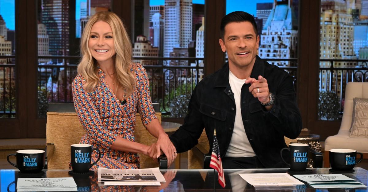 Kelly Ripa Loses It Over Mark Consuelos Pixelated Crotch 5666