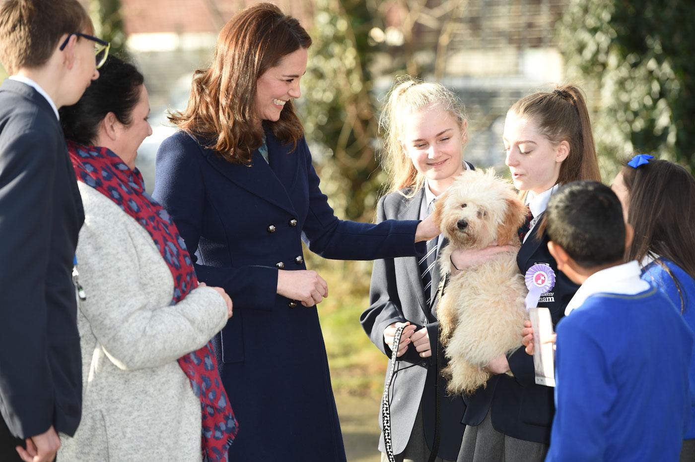 pregnant kate middleton petting puppy pics 01