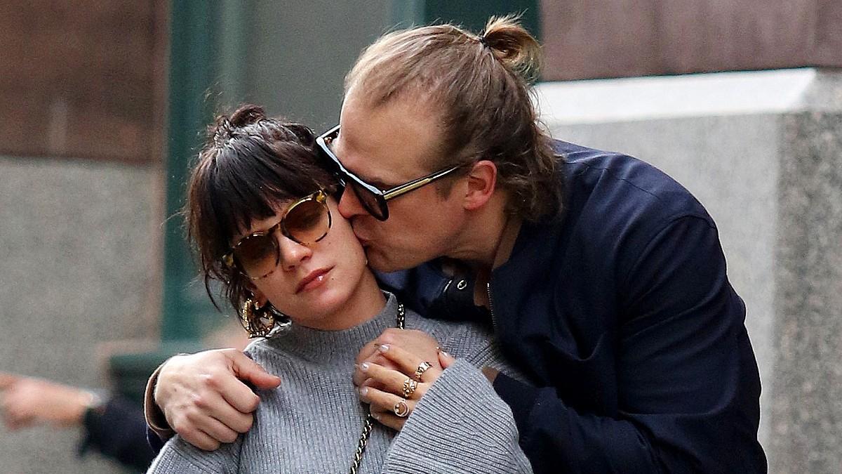 Photo of Lily Allen and David Harbour