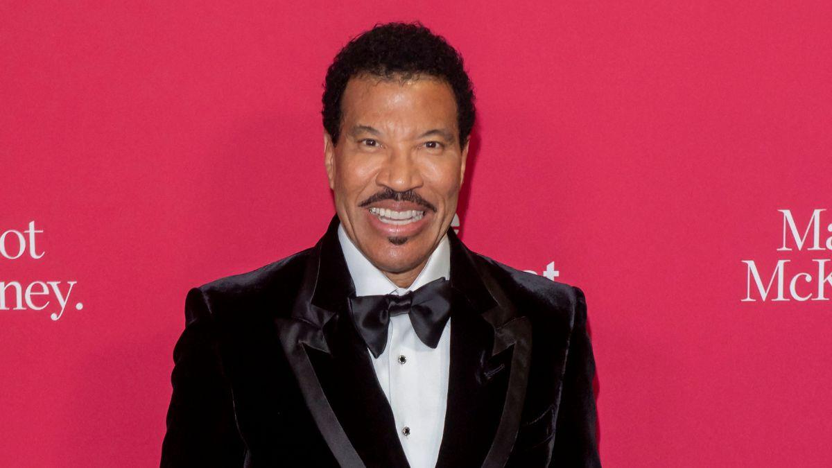 image of The singer resumed his 'Sing a Song All Night Long' tour with Earth, Wind & Fire days after his health scare.