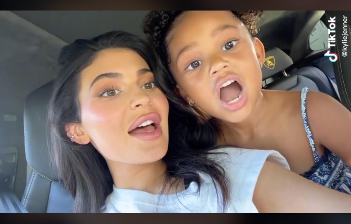 Kylie Jenner & Daughter Sing Along To Travis Scott In Adorable TikTok(02)