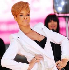 2009__12__rihanna 222×225.jpg