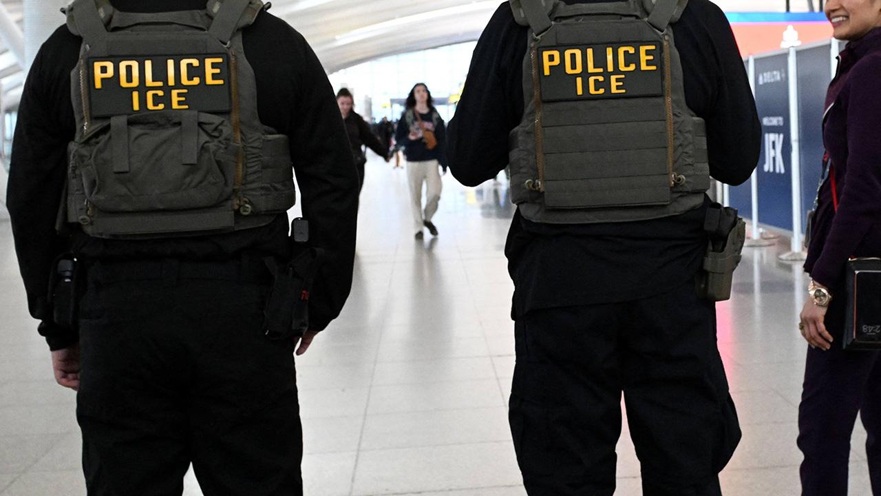 Image of A 'Washington Post' report says Donadl Trump may deploy ICE agents to intimidate midterm voters.