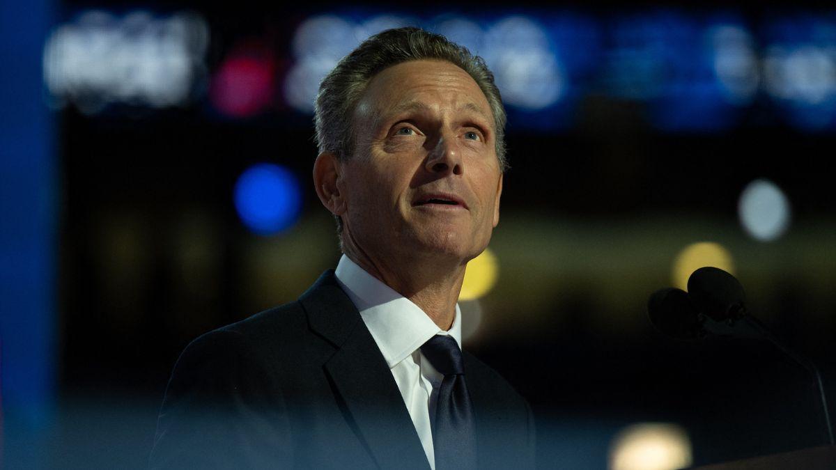 Image of Tony Goldwyn playfully offered Kerry Washington a cabinet position.
