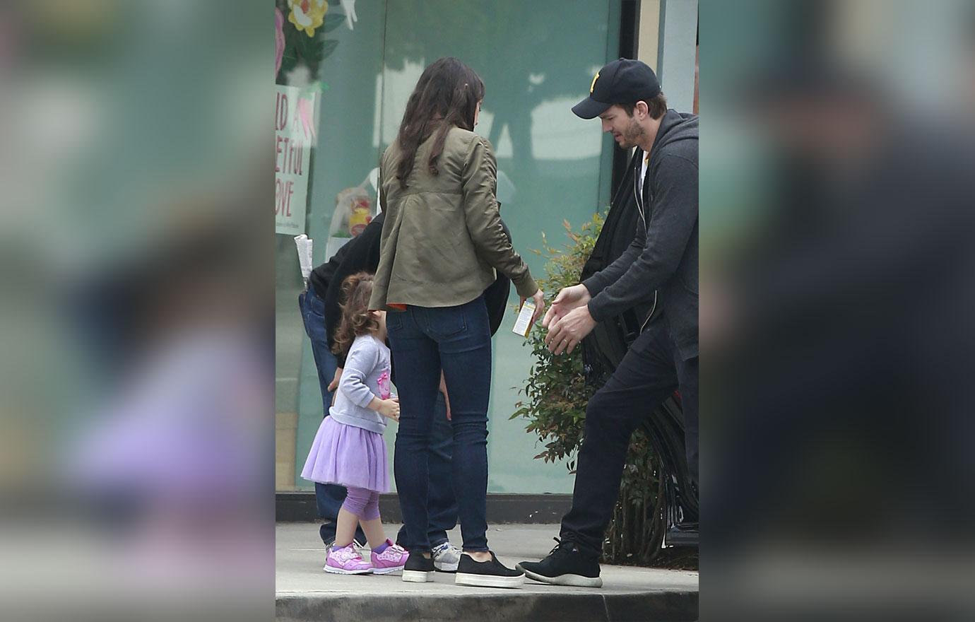 Ashton Kutcher Mila Kunis Kids Photos 04