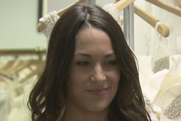 Total Divas Preview Brie Bella Tries On Wedding Dresses But Her Sister Nikki Is Mia 2713