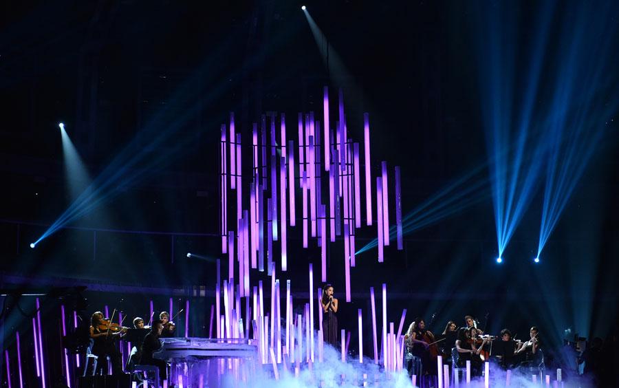 Ariana grande performing at the 2015 grammy awards 01