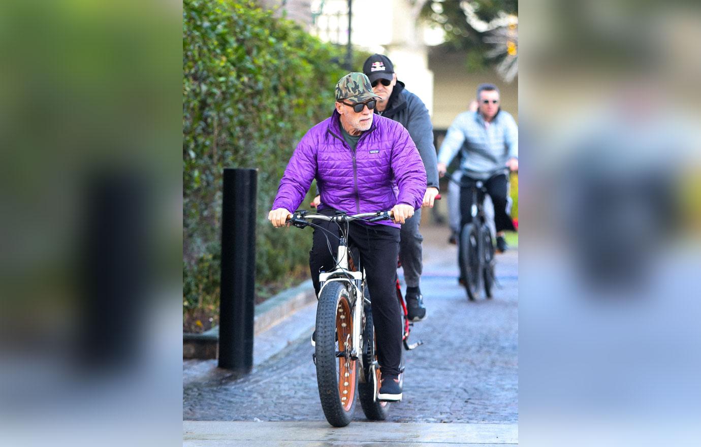 arnold schwarzenegger goes for a bike ride in santa monica